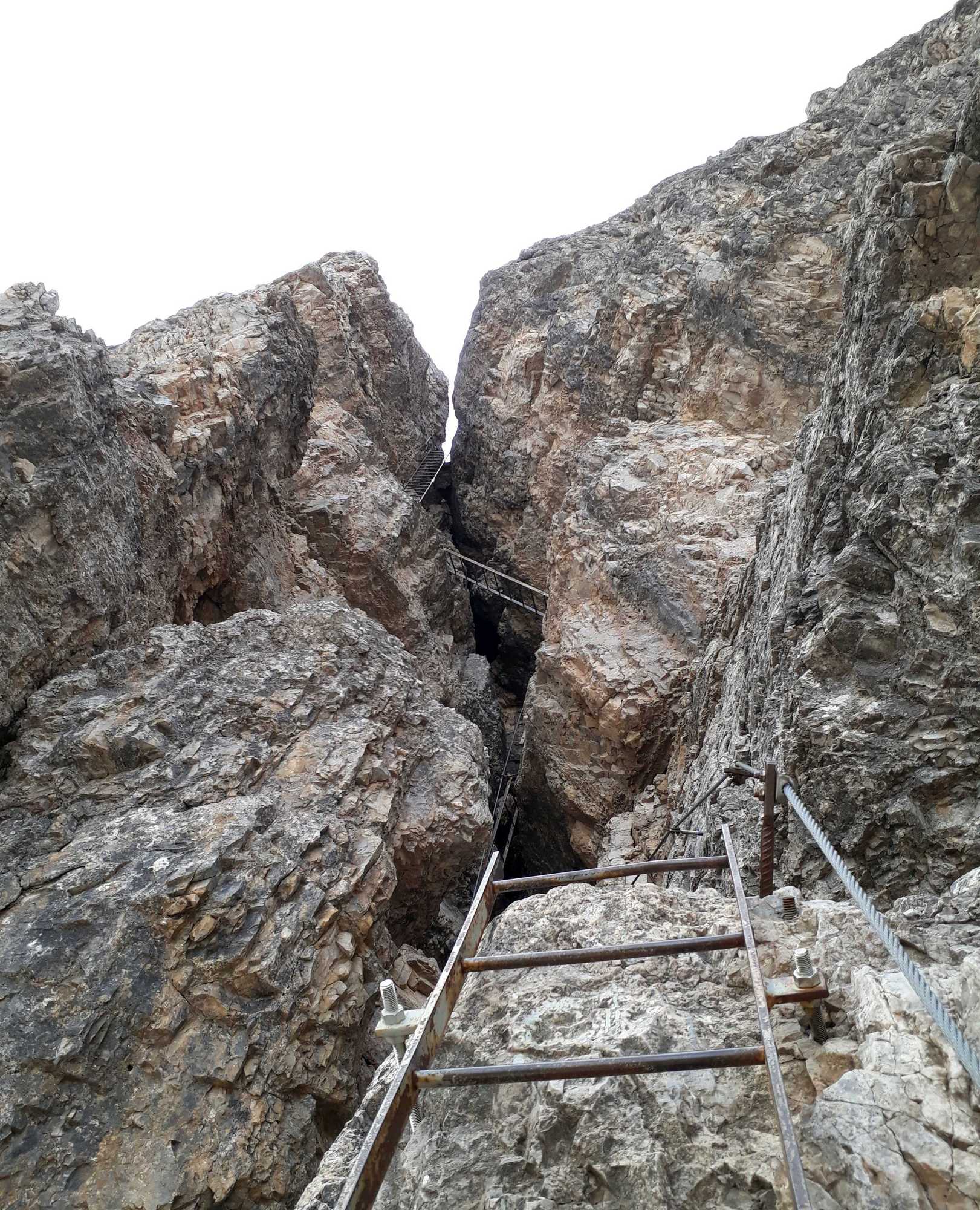 Sústava rebríkov v severnom komíne Torre di Toblin