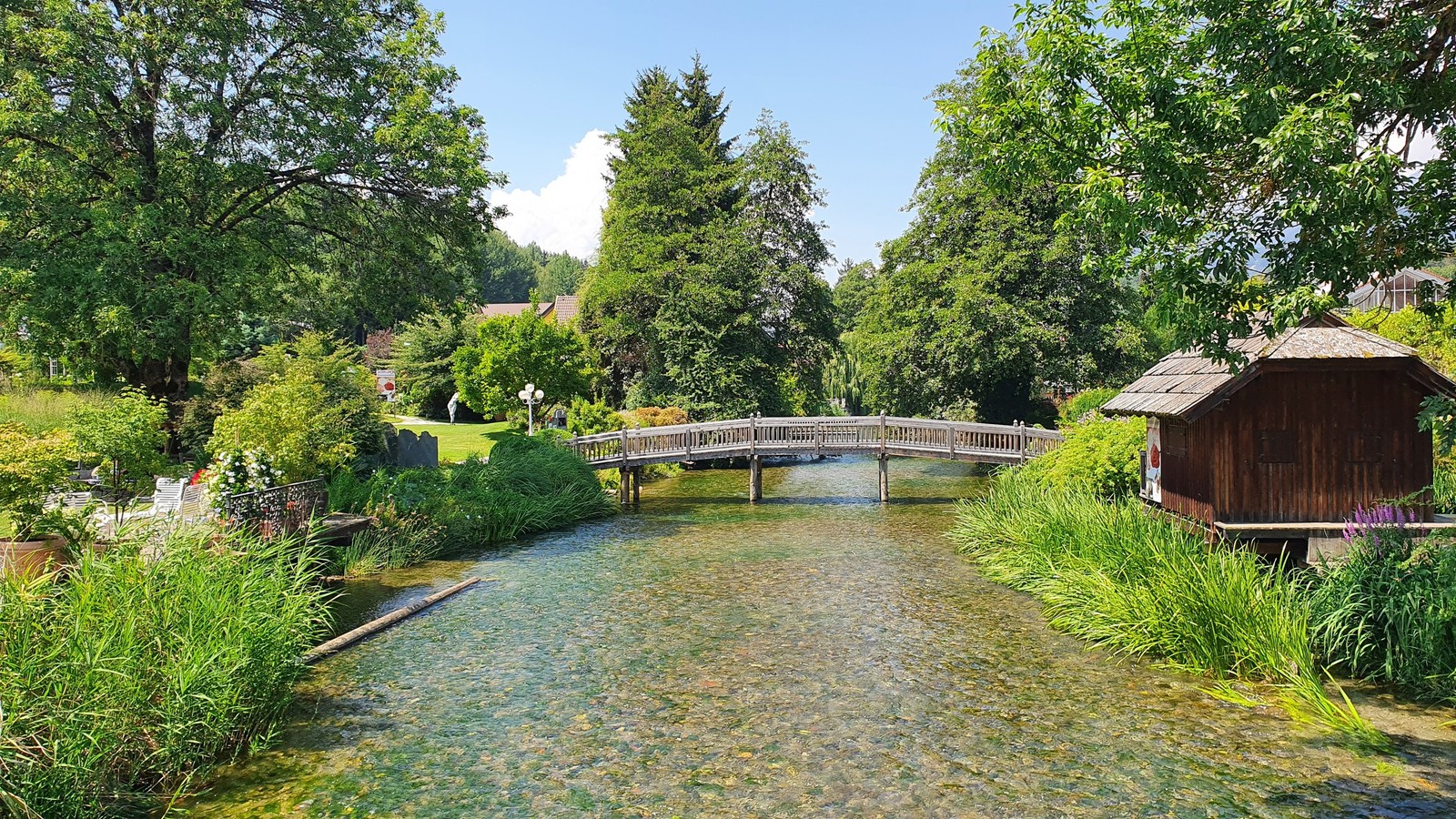 Cykloturistika okolo Millstätter See (04) park pri ústí potoka Seebach na západnej strane jazera