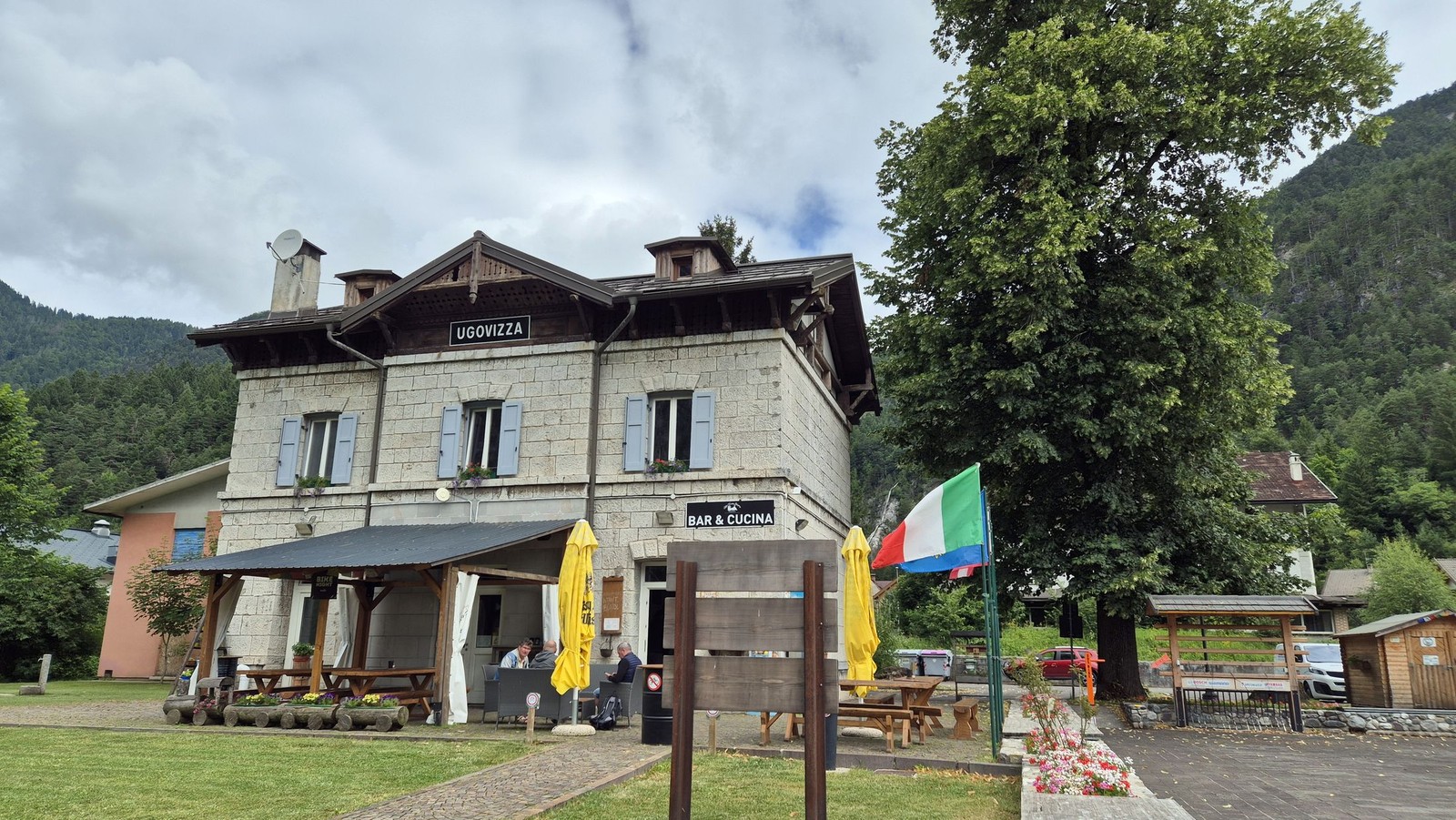 Cyklo Valle di Riofreddo (01) Bufet v bývalej staničnej budove na cykloceste medzi Pontebbou a Tarvisiom