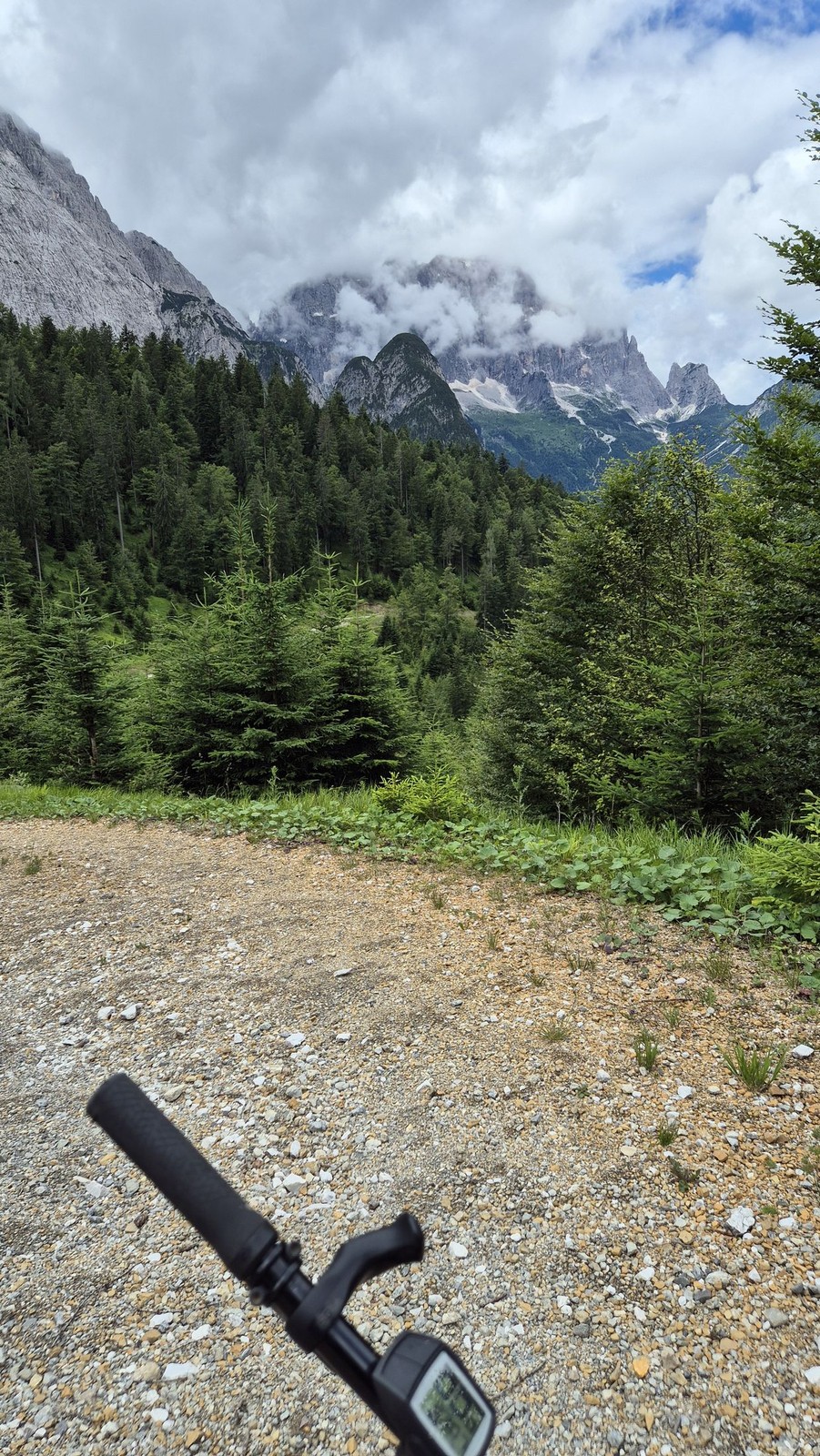 Cyklo Valle di Riofreddo (12) Zjazd zo sedla Prasnig do Val Saisera s výhľadom na Montasio