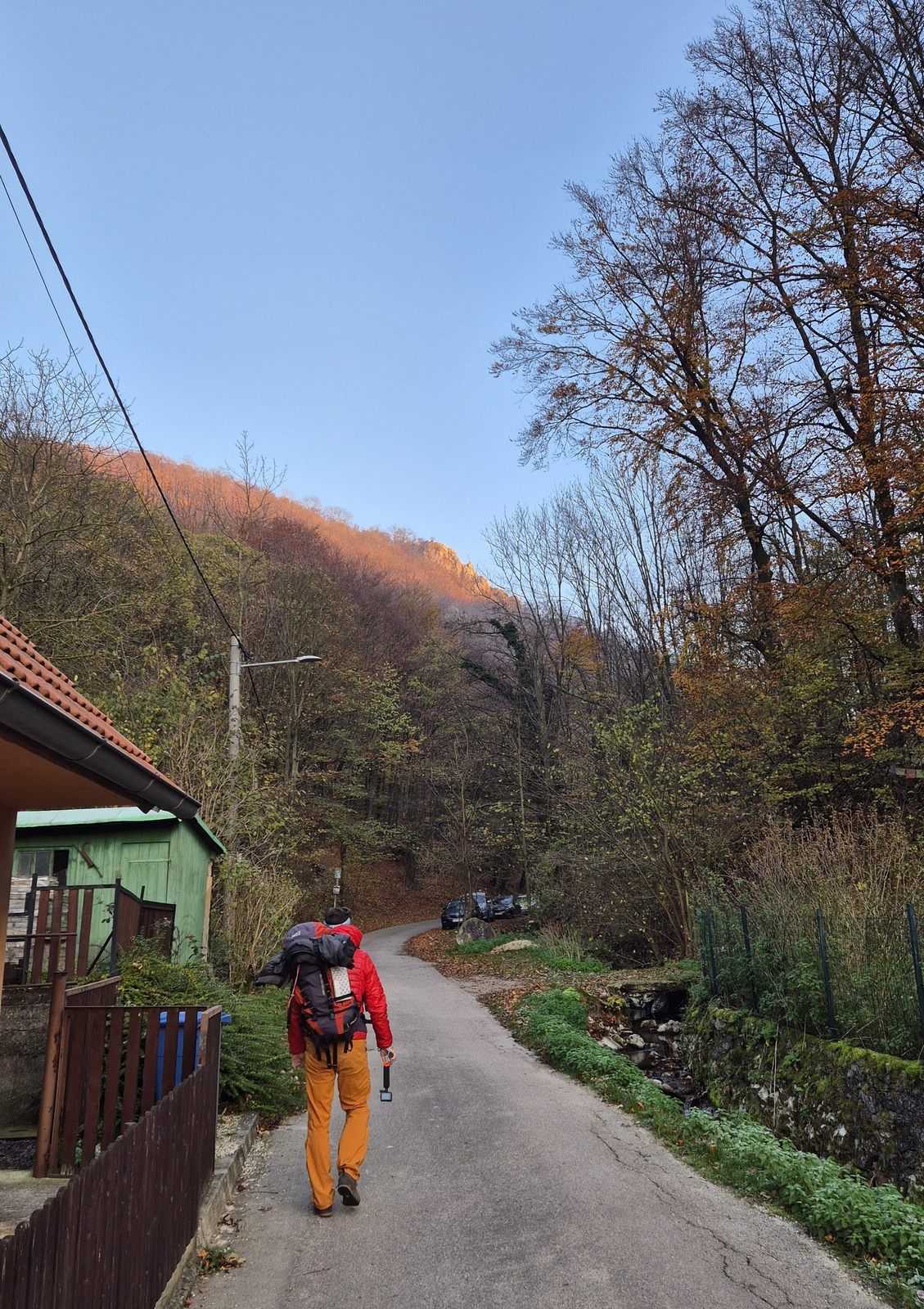 Hromové (0) skaly Hromového je vidno aj z konca dediny